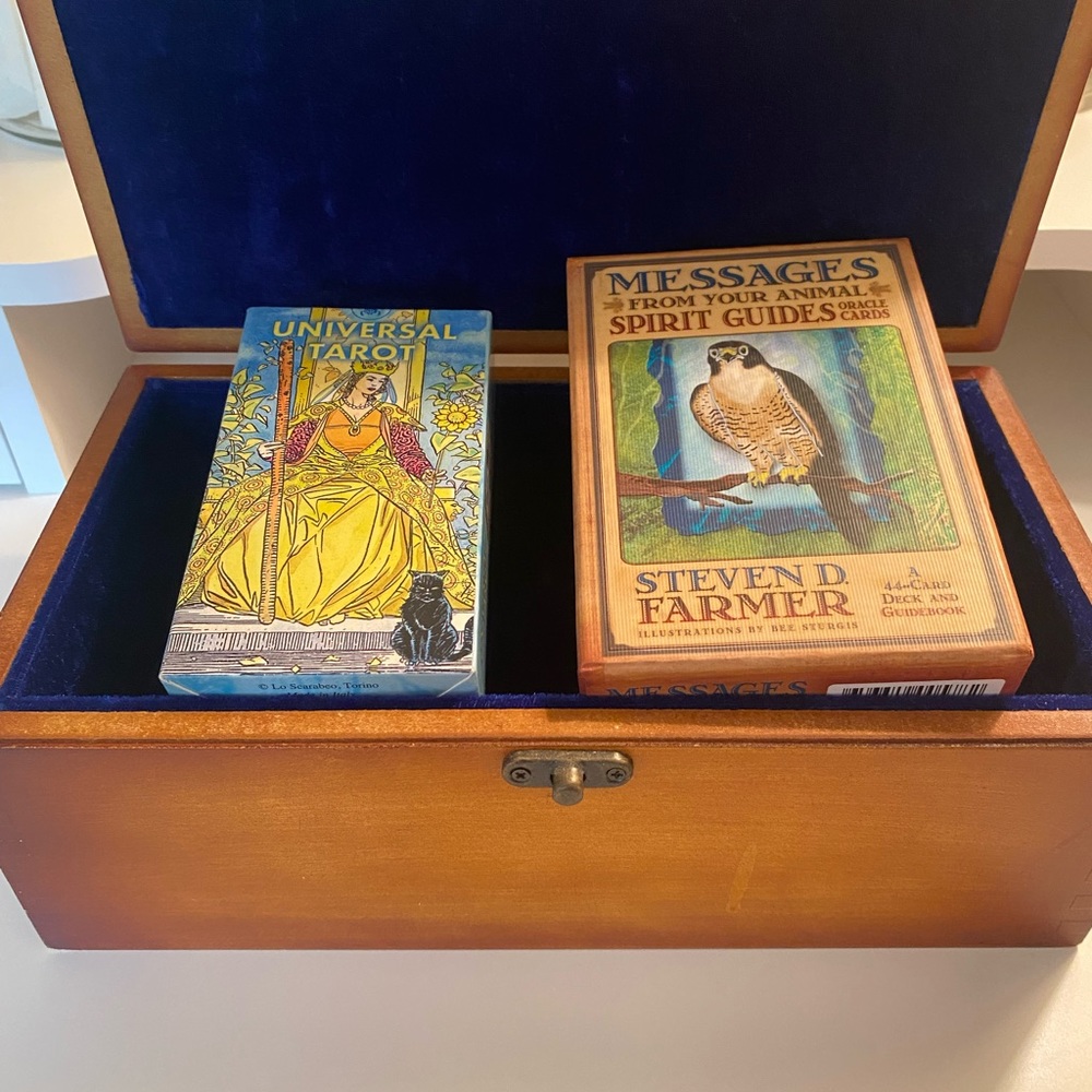 Universal Tarot cards and Messages from your Animal Spirit Guides Oracle Cards